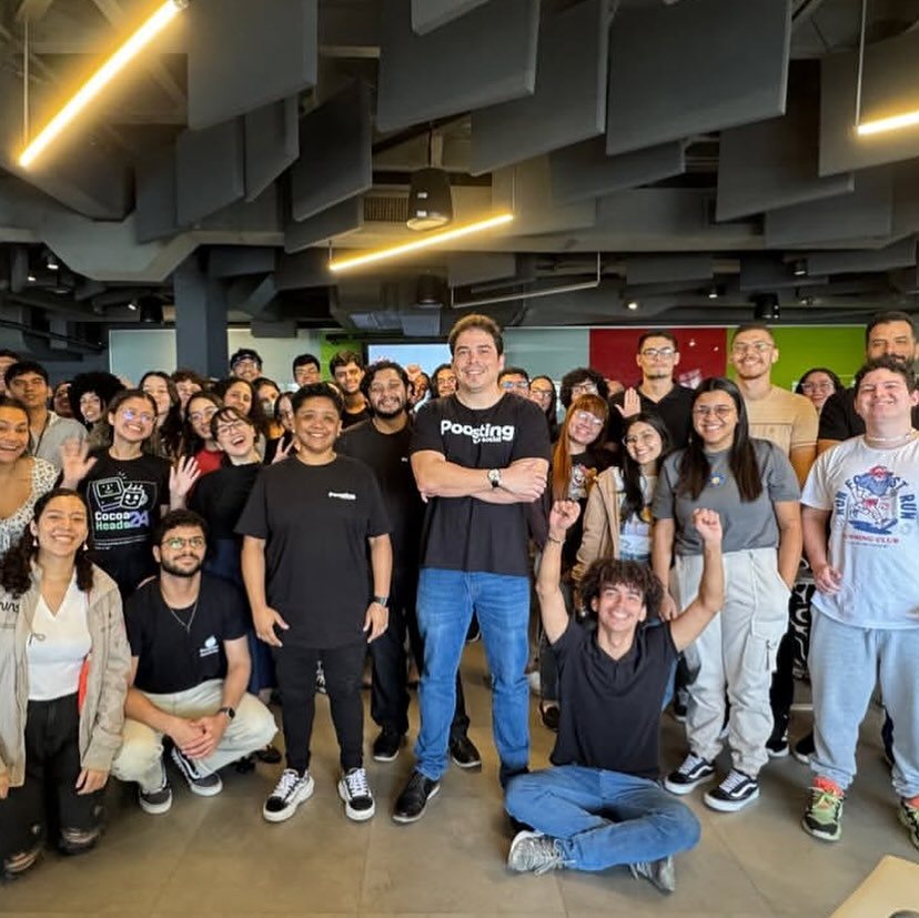 Equipe e comunidade da Poosting reunidas em um encontro presencial